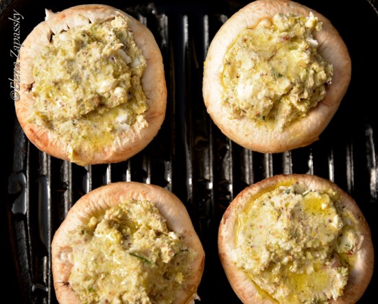 ШАМПИНЬОНЫ ФАРШИРОВАННЫЕ КОЗЬИМ СЫРОМ С ФИСТАШКАМИ