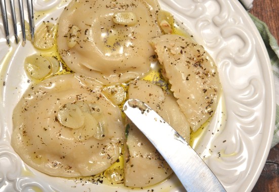 РАВИОЛИ С РИКОТТОЙ ВЯЛЕНЫМИ ПОМИДОРАМИ И БАЗИЛИКОМ