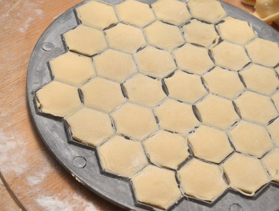 РАВИОЛИ С РИКОТТОЙ ВЯЛЕНЫМИ ПОМИДОРАМИ И БАЗИЛИКОМ