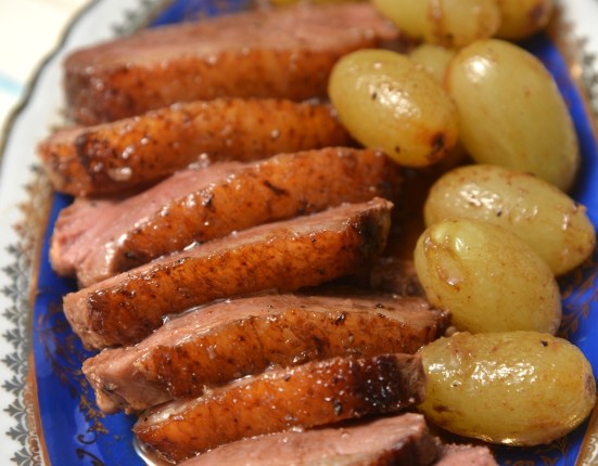 ГРУДКА УТКИ МУЛАРД ПРИПУЩЕННАЯ В МАРСАЛЕ С ВИНОГРАДОМ