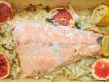 ЛОСОСЬ ЗАПЕЧЕННЫЙ С ФЕНХЕЛЕМ ЛИМОНОМ И&nbsp;ГРЕЙПФРУТОМ