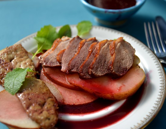 Копченая утиная грудка с припущенной гусиной печенью