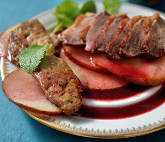 Копченая утиная грудка с припущенной гусиной печенью