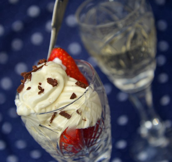 КЛУБНИКА С МУССОМ ИЗ БЕЛОГО ШОКОЛАДА