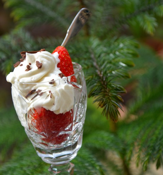 КЛУБНИКА С МУССОМ ИЗ БЕЛОГО ШОКОЛАДА