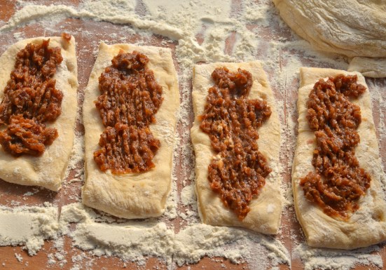 СДОБНЫЕ БУЛОЧКИ С ФИНИКАМИ