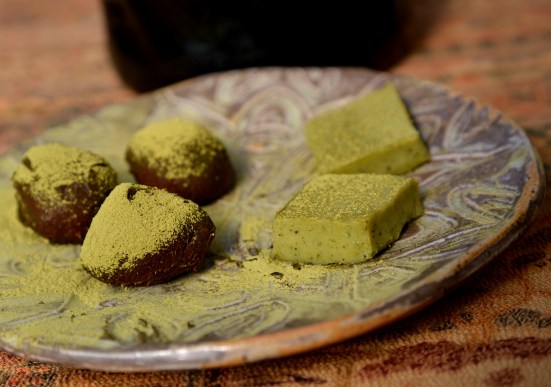 ЯПОНСКИЕ СЛАДОСТИ ШОКОЛАД С ЗЕЛЕНЫМ ЧАЕМ И ТРЮФЕЛИ С ЧЕРНЫМ ЧЕСНОКОМ