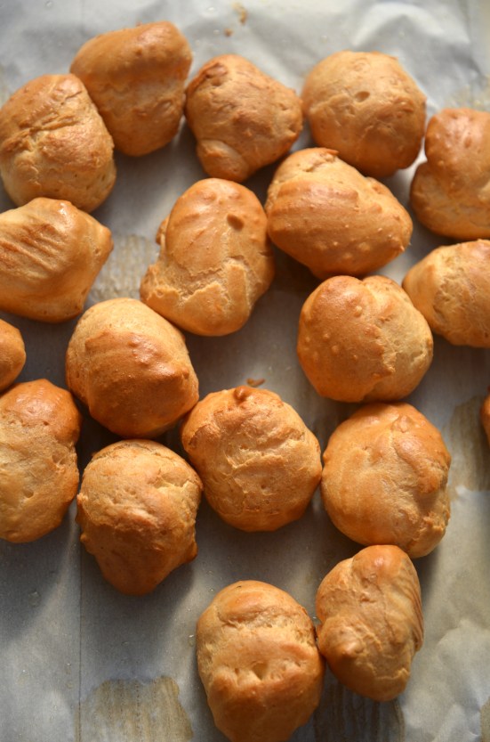 ПРОФИТРОЛИ С ВЗБИТЫМИ СЛИВКАМИ И ШОКОЛАДОМ