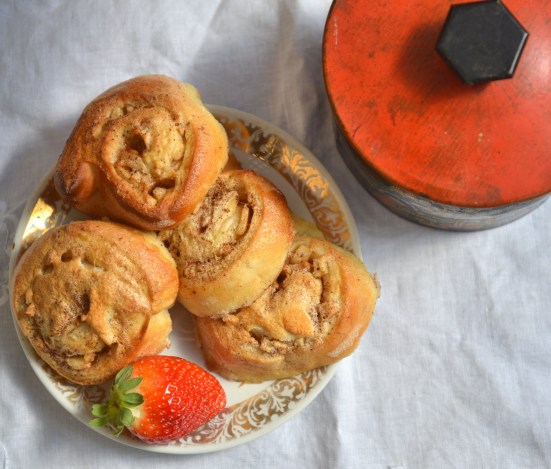 БУЛОЧКИ С ЯБЛОКАМИ И КОРИЦЕЙ