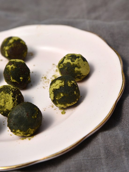 СЛАДОСТИ НА ПЕСАХ