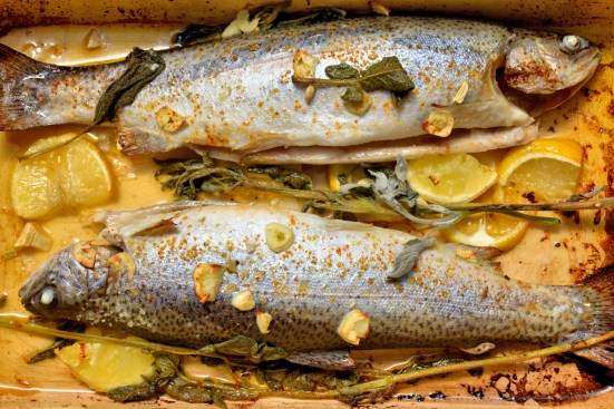 ФОРЕЛЬ ЗАПЕЧЕНАНАЯ С ЛИМОНОМ И ШАЛФЕЕМ