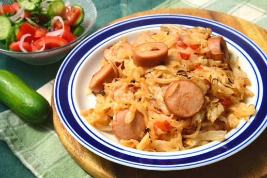 ЖАРЕНАЯ КАПУСТА С СОСИСКАМИ ИЛИ КОЛБАСОЙ