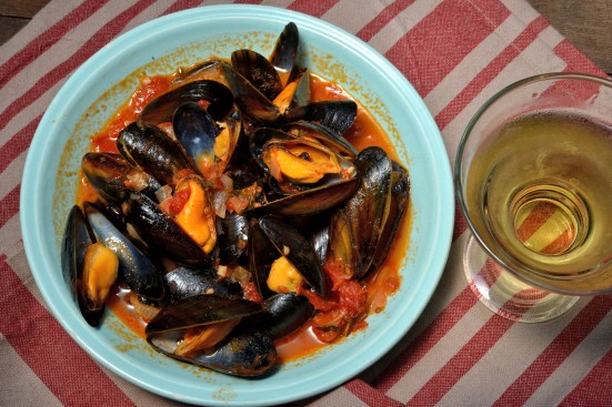 МИДИИ В ТОМАТНОМ СОУСЕ С ВИНОМ