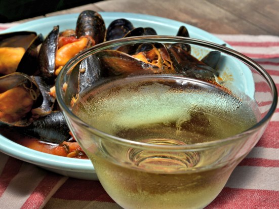 МИДИИ В ТОМАТНОМ СОУСЕ С ВИНОМ