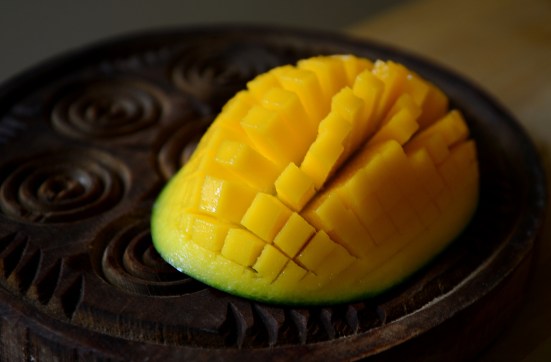 Цыпленок с виноградной мелассой и сальсой из манго