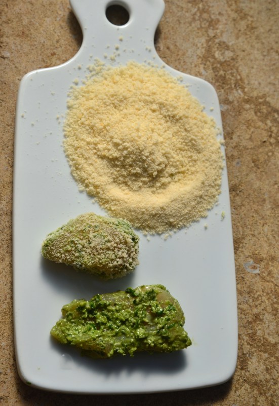 Белое куриное мясо в песто и сухарях плюс хлеб с фрике