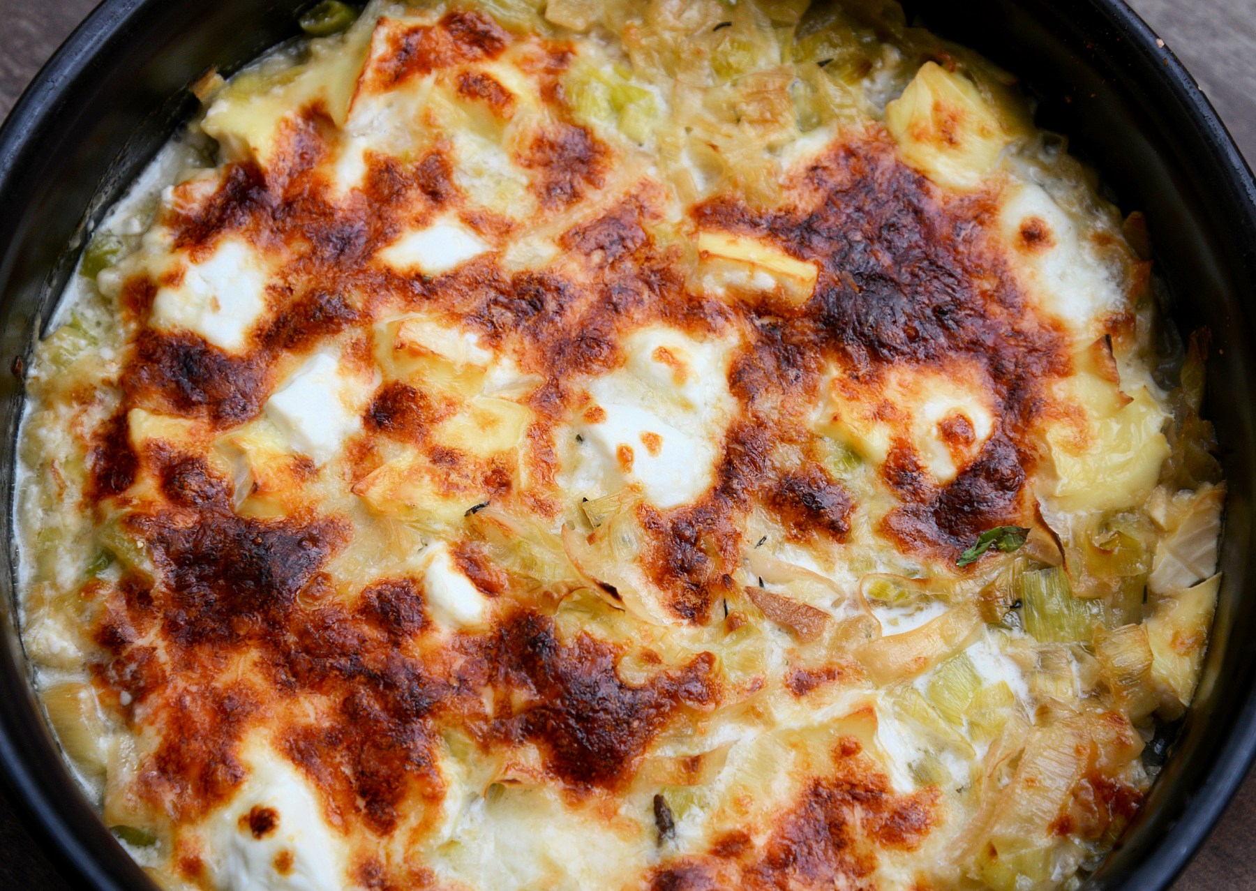 Гратен из лука порея с сыром бри